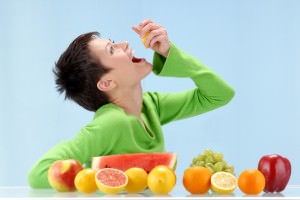woman-eating-fruit