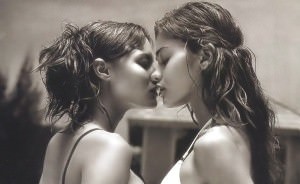 [Image: women-kissing-16-e1356369773644.jpg]